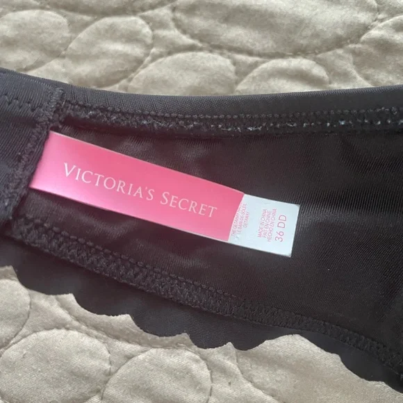 Victoria’s Secret 36DD Black Scalloped Edge Bandeau Swim Top - Picture 2 of 3